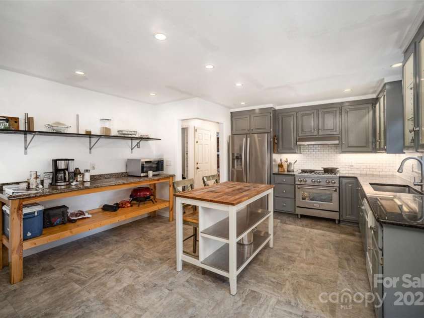 1346 5th Street Circle, Hickory, NC 28601.  MLS# CAR4213980, YatesRealty ID 3777. 