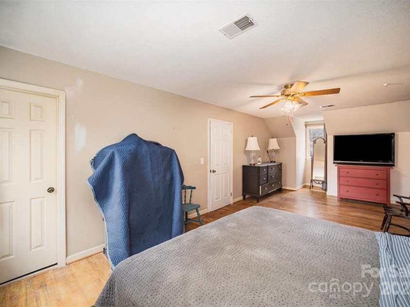 1346 5th Street Circle, Hickory, NC 28601.  MLS# CAR4213980, YatesRealty ID 3777. 