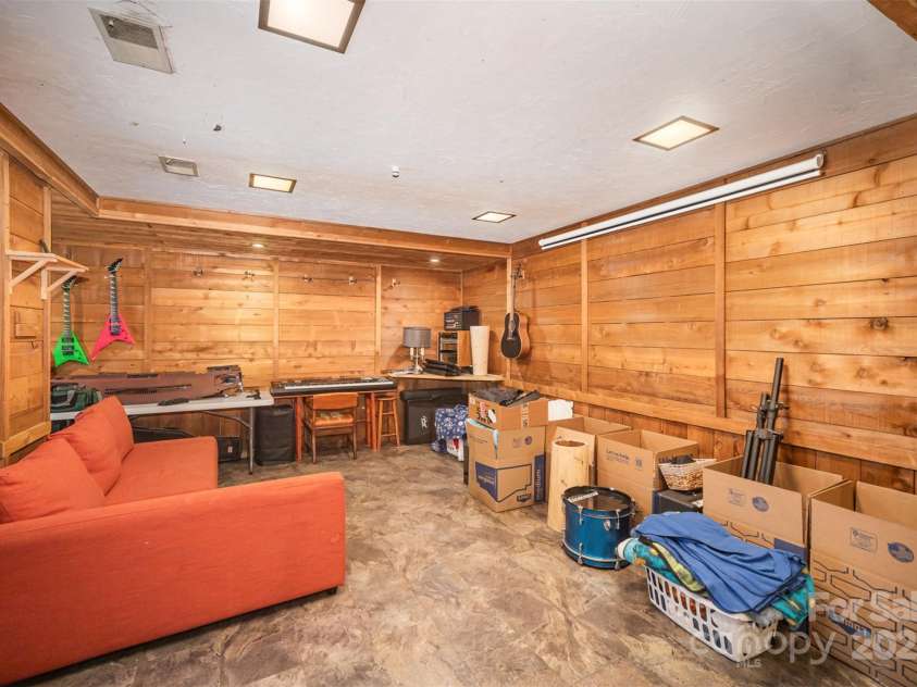 1346 5th Street Circle, Hickory, NC 28601.  MLS# CAR4213980, YatesRealty ID 3777. 