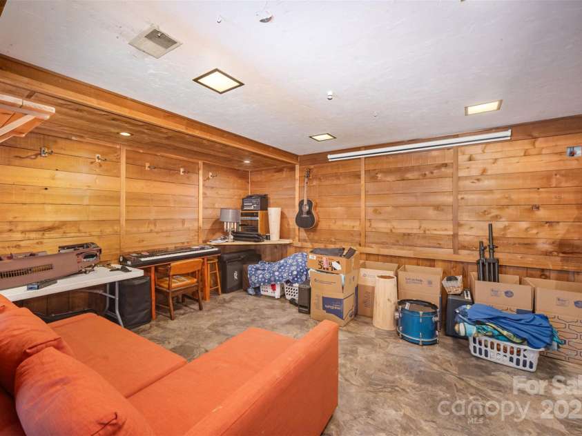 1346 5th Street Circle, Hickory, NC 28601.  MLS# CAR4213980, YatesRealty ID 3777. 