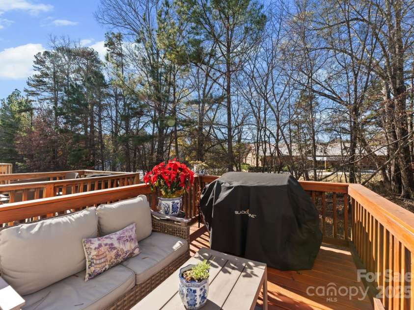 9930 Treeside Lane, Matthews, NC 28105.  MLS# CAR4329501, YatesRealty ID 3777. 