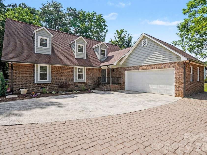 4724 Weddington Matthews Road, Matthews, NC 28104.  MLS# CAR4396504, YatesRealty ID 37770. 