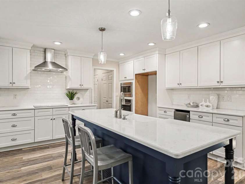 4724 Weddington Matthews Road, Matthews, NC 28104.  MLS# CAR4396504, YatesRealty ID 37770. 