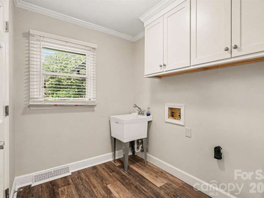 4724 Weddington Matthews Road, Matthews, NC 28104.  MLS# CAR4396504, YatesRealty ID 37770. 