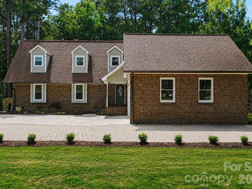 4724 Weddington Matthews Road, Matthews, NC 28104.  MLS# CAR4396504, YatesRealty ID 37770. Virtually enhanced grass