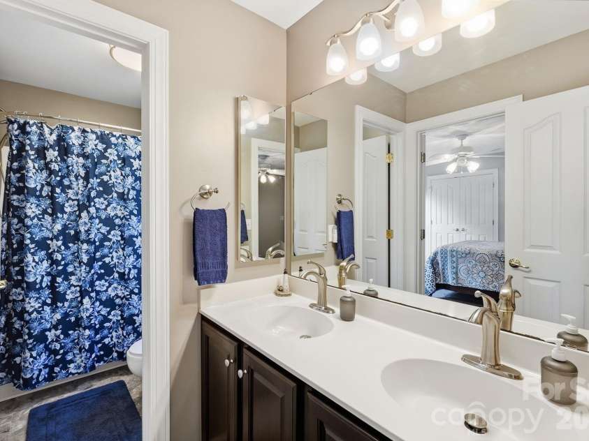 6121 Lostgate Lane, Waxhaw, NC 28173.  MLS# CAR4401256, YatesRealty ID 37771. Jack N Jill Bath