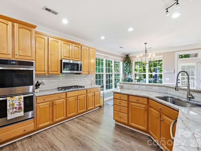 6121 Lostgate Lane, Waxhaw, NC 28173.  MLS# CAR4401256, YatesRealty ID 37771. Kitchen