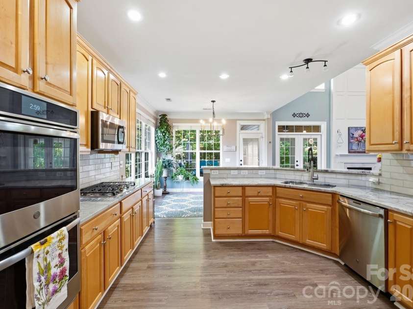 6121 Lostgate Lane, Waxhaw, NC 28173.  MLS# CAR4401256, YatesRealty ID 37771. Kitchen
