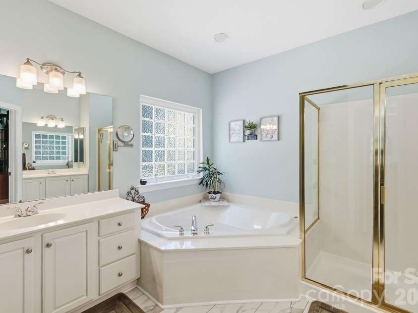 6121 Lostgate Lane, Waxhaw, NC 28173.  MLS# CAR4401256, YatesRealty ID 37771. Primary Bath