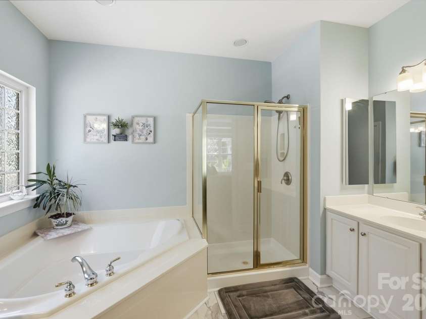 6121 Lostgate Lane, Waxhaw, NC 28173.  MLS# CAR4401256, YatesRealty ID 37771. Primary Bath