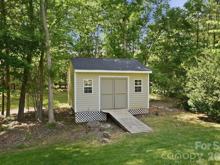 6121 Lostgate Lane, Waxhaw, NC 28173.  MLS# CAR4401256, YatesRealty ID 37771. Shed with work bench