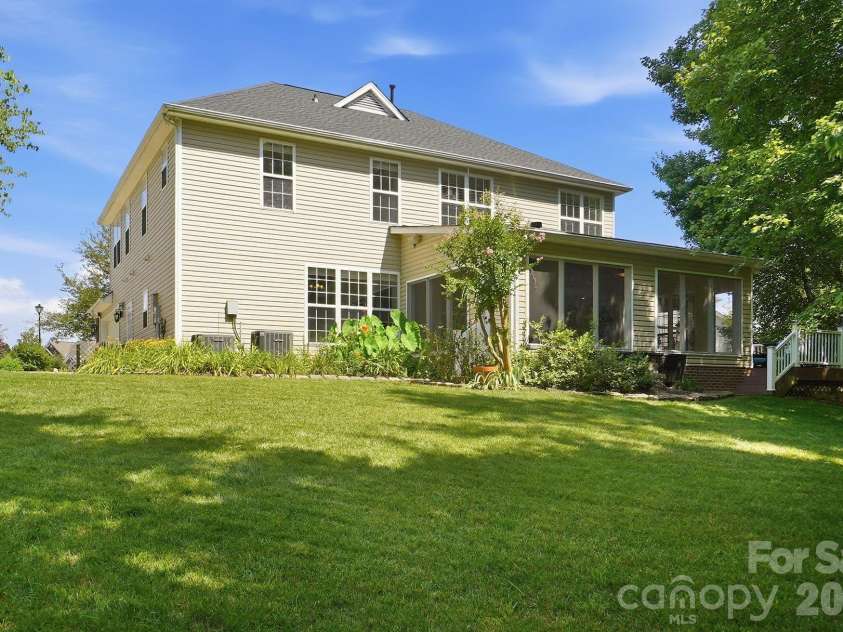 6121 Lostgate Lane, Waxhaw, NC 28173.  MLS# CAR4401256, YatesRealty ID 37771. Yard