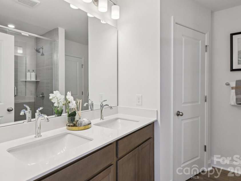 7617 Ethora Way, Charlotte, NC 28216.  MLS# CAR4373564, YatesRealty ID 37772. Owner's Bath with Water Closet & Linen Closet