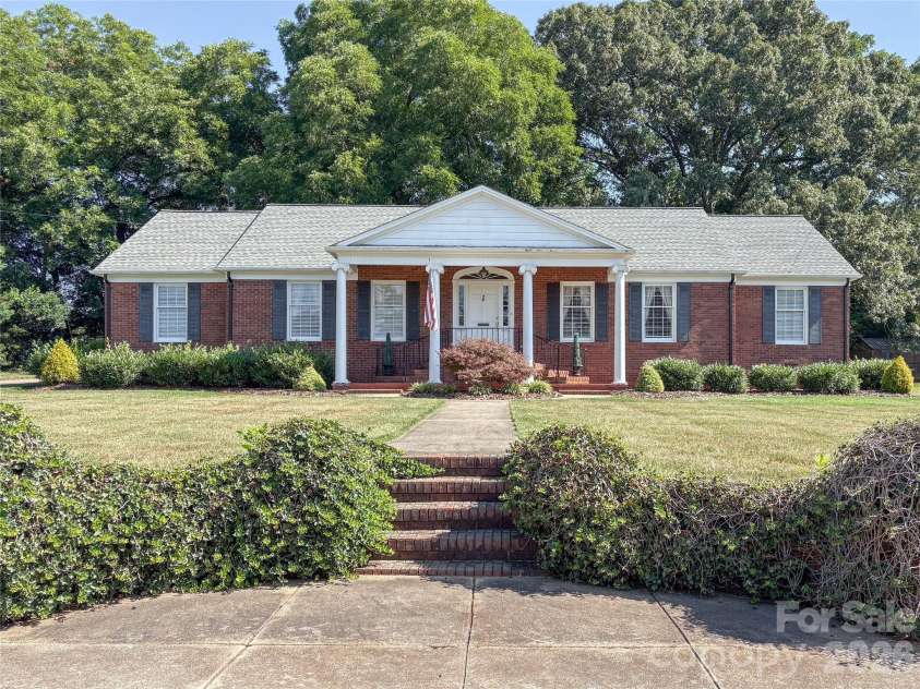 412 Ridgeway Avenue, Statesville, NC 28677.  MLS# CAR4403964, YatesRealty ID 37783. 