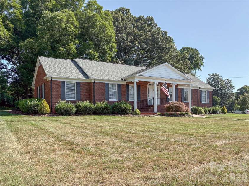 412 Ridgeway Avenue, Statesville, NC 28677.  MLS# CAR4403964, YatesRealty ID 37783. 