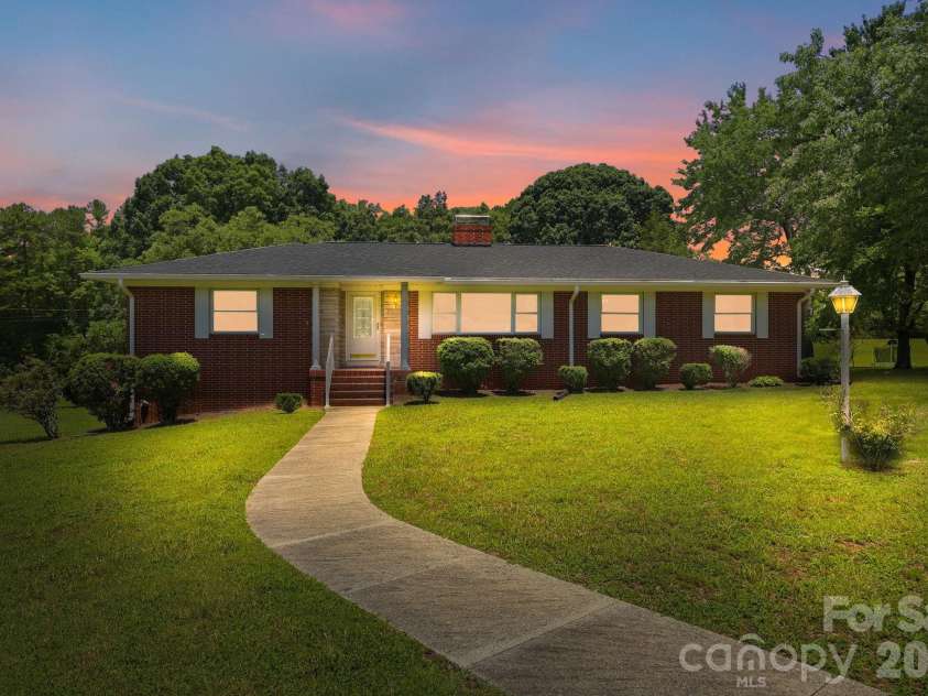 811 22nd Street, Kannapolis, NC 28083.  MLS# CAR4403486, YatesRealty ID 37785. 