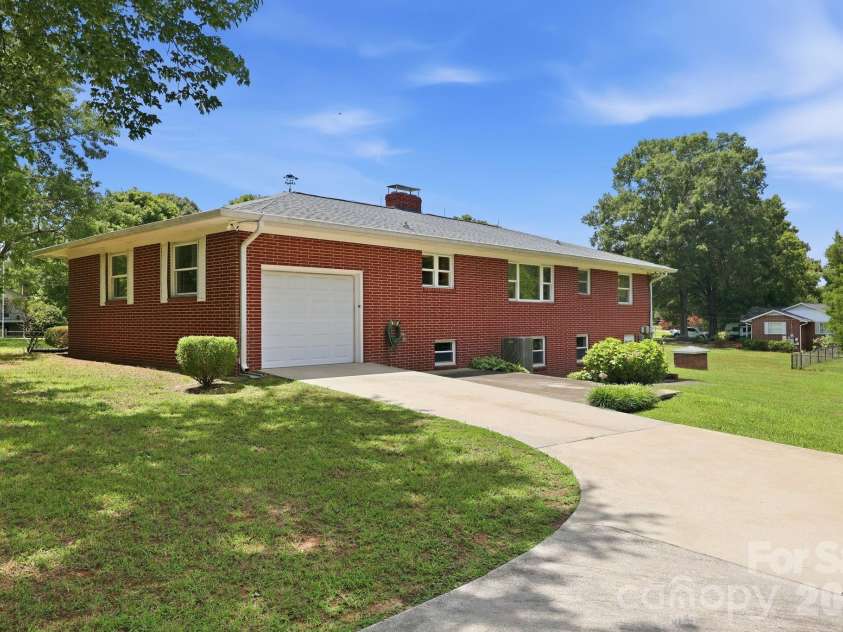 811 22nd Street, Kannapolis, NC 28083.  MLS# CAR4403486, YatesRealty ID 37785. 