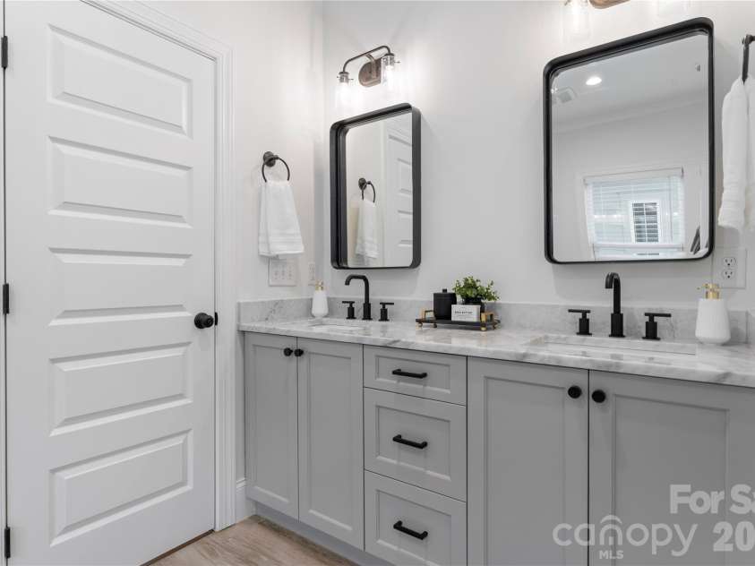 429 Pecan Avenue, Charlotte, NC 28204.  MLS# CAR4387793, YatesRealty ID 37789. 