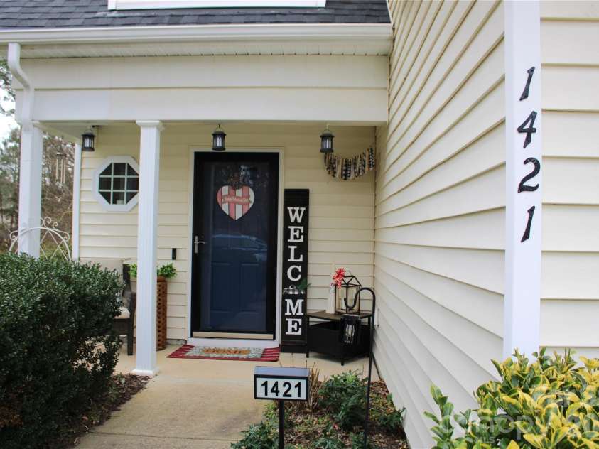 1421 Dexter Ridge Drive, Holly Springs, NC 27540.  MLS# CAR4340790, YatesRealty ID 3779. 