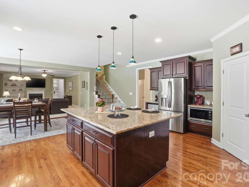 3219 Lakehurst Crossing, Matthews, NC 28104.  MLS# CAR4381031, YatesRealty ID 37790. 