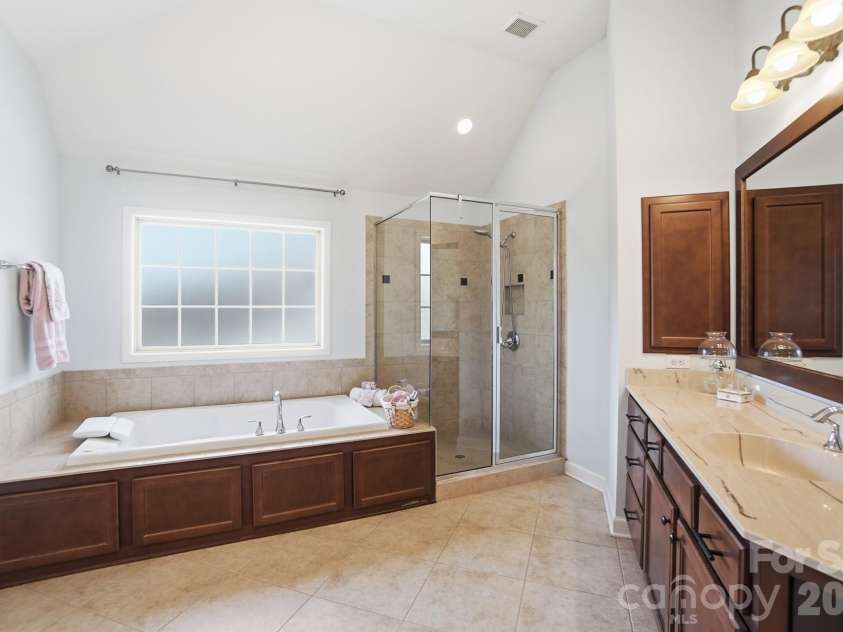 3219 Lakehurst Crossing, Matthews, NC 28104.  MLS# CAR4381031, YatesRealty ID 37790. 