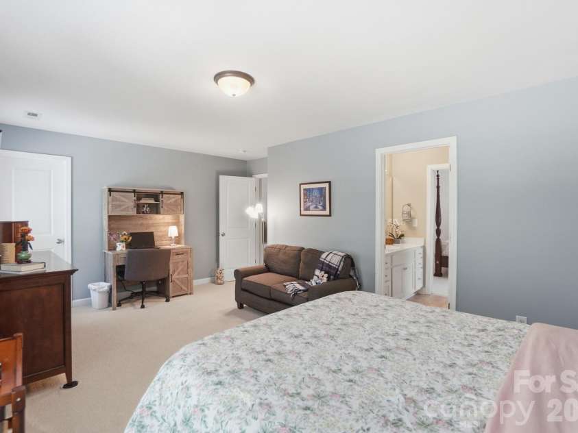3219 Lakehurst Crossing, Matthews, NC 28104.  MLS# CAR4381031, YatesRealty ID 37790. 