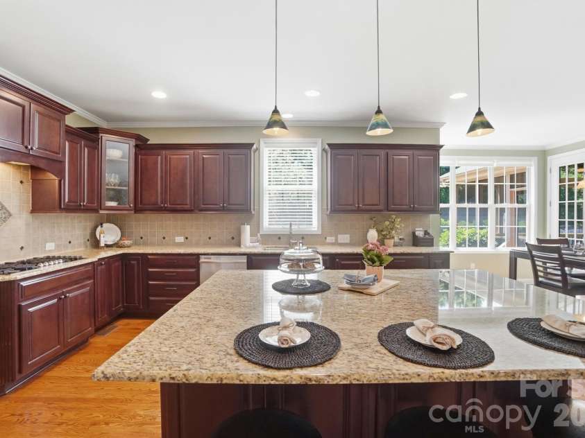 3219 Lakehurst Crossing, Matthews, NC 28104.  MLS# CAR4381031, YatesRealty ID 37790. 