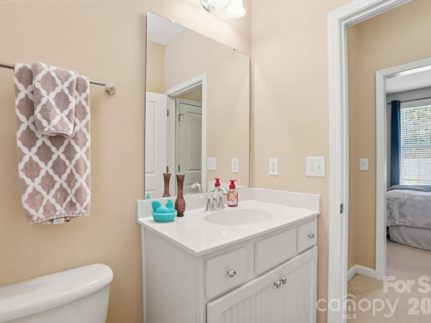 3219 Lakehurst Crossing, Matthews, NC 28104.  MLS# CAR4381031, YatesRealty ID 37790. Dedicated full bath.