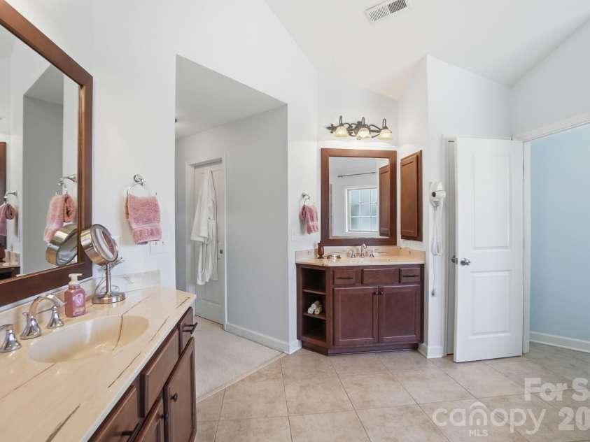3219 Lakehurst Crossing, Matthews, NC 28104.  MLS# CAR4381031, YatesRealty ID 37790. Double sinks.