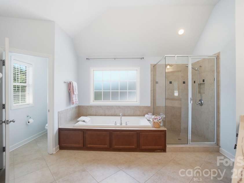 3219 Lakehurst Crossing, Matthews, NC 28104.  MLS# CAR4381031, YatesRealty ID 37790. Jacuzzi soaking tub