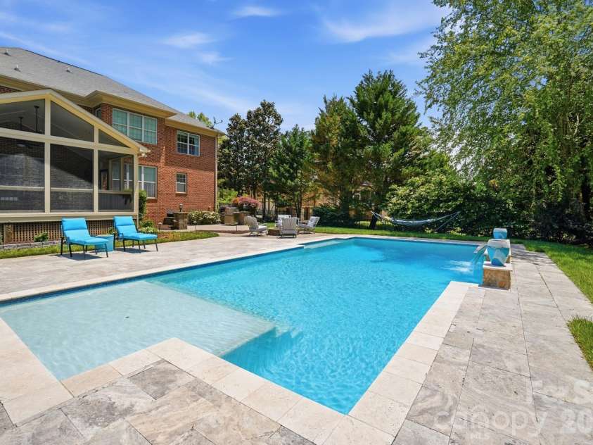 3219 Lakehurst Crossing, Matthews, NC 28104.  MLS# CAR4381031, YatesRealty ID 37790. Saoking area