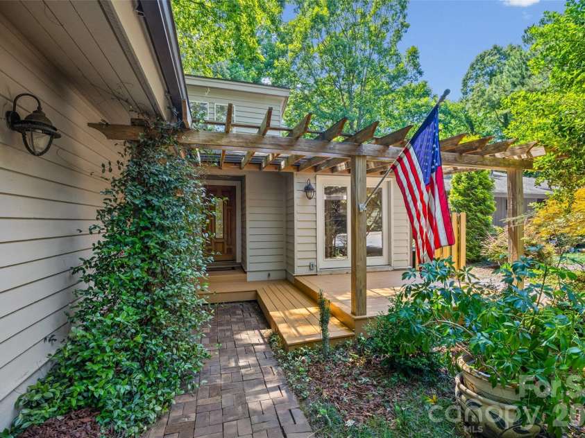 2 Five Oaks Lane, Lake Wylie, SC 29710.  MLS# CAR4398029, YatesRealty ID 37792. 