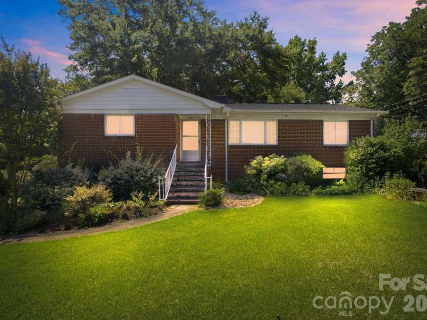 3800 Arvin Drive, Charlotte, NC 28269.  MLS# CAR4401835, YatesRealty ID 37793. 