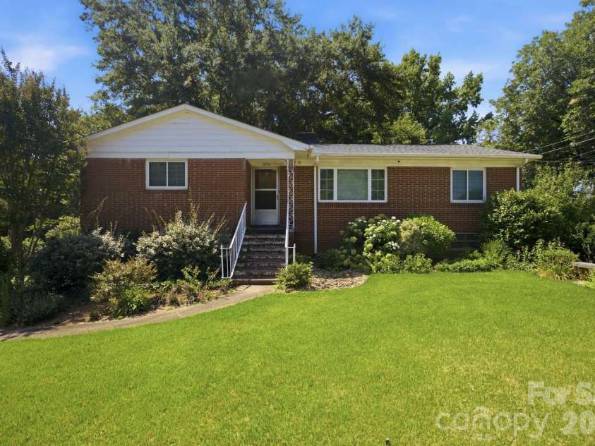 3800 Arvin Drive, Charlotte, NC 28269.  MLS# CAR4401835, YatesRealty ID 37793. 