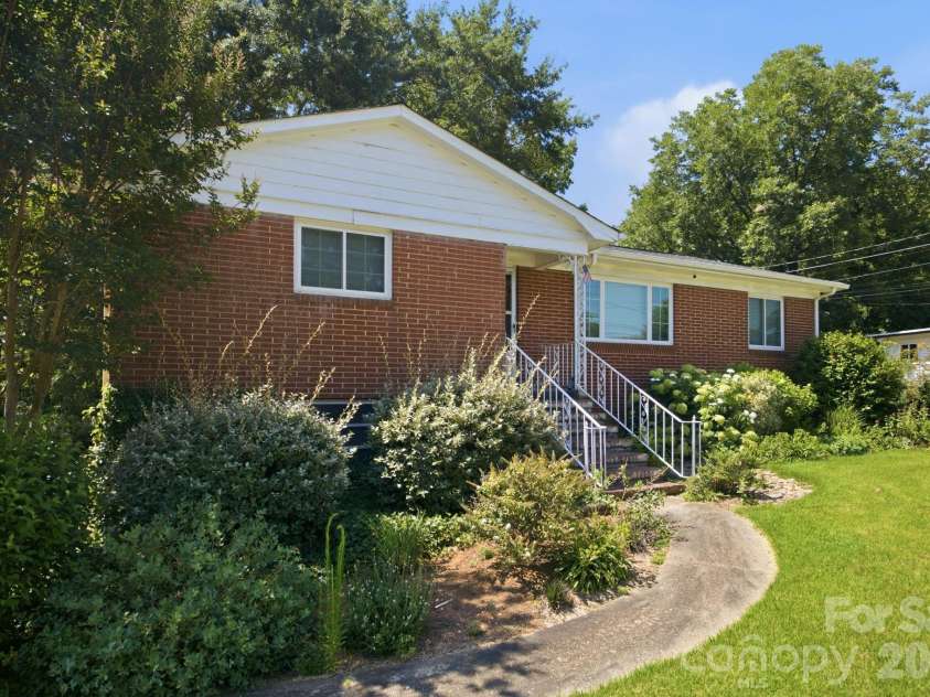 3800 Arvin Drive, Charlotte, NC 28269.  MLS# CAR4401835, YatesRealty ID 37793. 