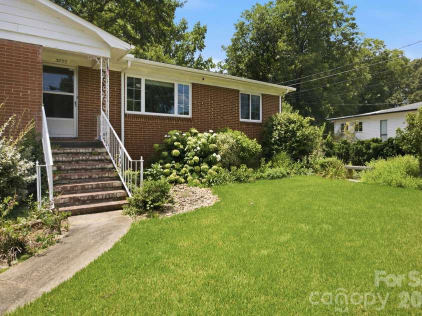 3800 Arvin Drive, Charlotte, NC 28269.  MLS# CAR4401835, YatesRealty ID 37793. 
