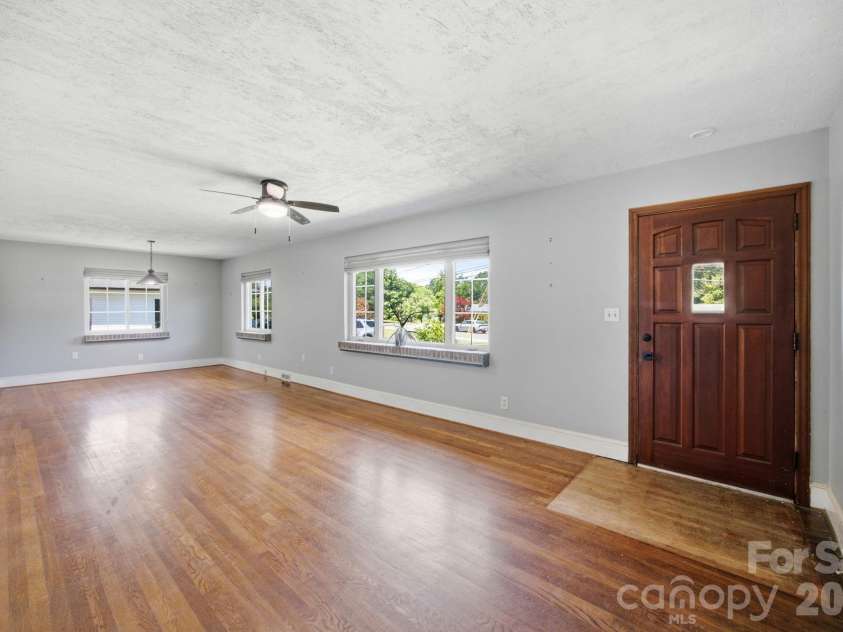 3800 Arvin Drive, Charlotte, NC 28269.  MLS# CAR4401835, YatesRealty ID 37793. 