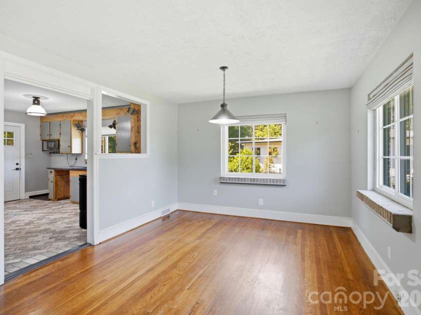 3800 Arvin Drive, Charlotte, NC 28269.  MLS# CAR4401835, YatesRealty ID 37793. 