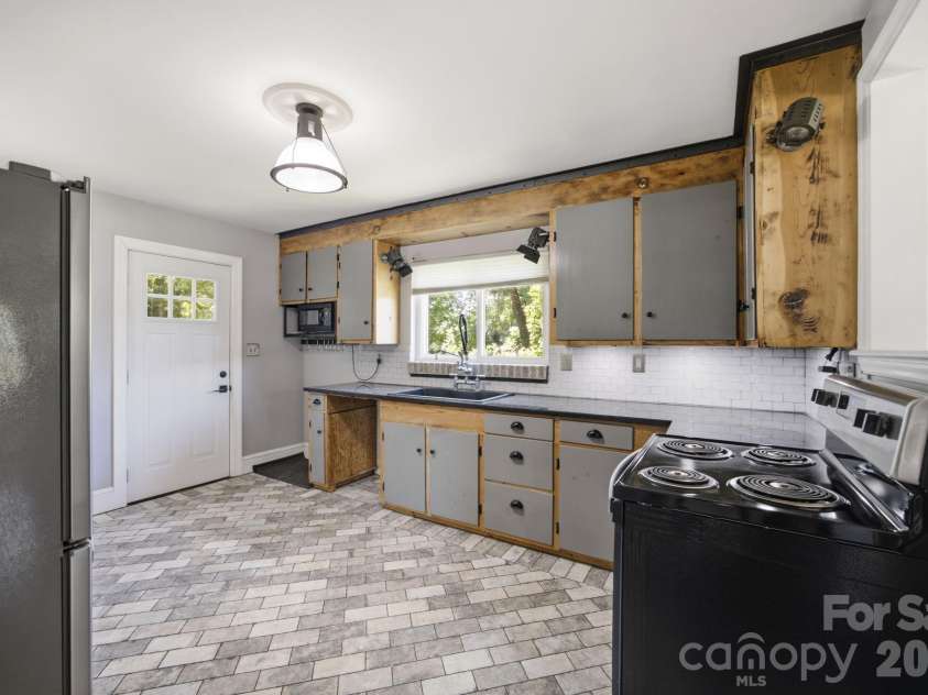 3800 Arvin Drive, Charlotte, NC 28269.  MLS# CAR4401835, YatesRealty ID 37793. 