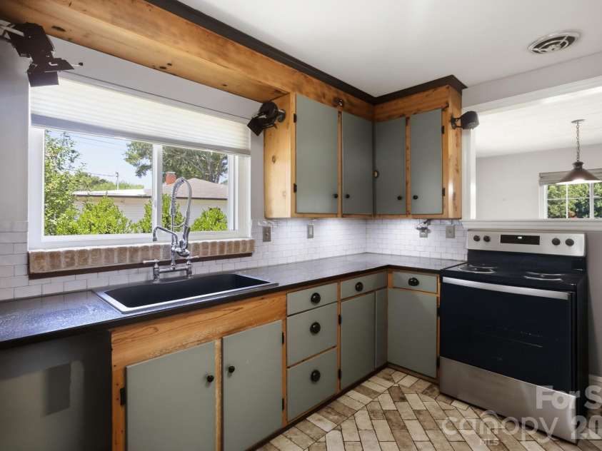 3800 Arvin Drive, Charlotte, NC 28269.  MLS# CAR4401835, YatesRealty ID 37793. 