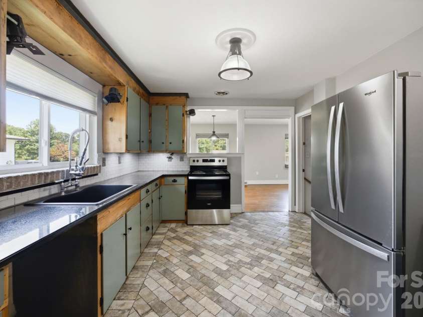 3800 Arvin Drive, Charlotte, NC 28269.  MLS# CAR4401835, YatesRealty ID 37793. 
