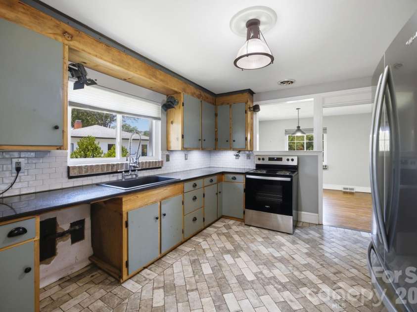 3800 Arvin Drive, Charlotte, NC 28269.  MLS# CAR4401835, YatesRealty ID 37793. 