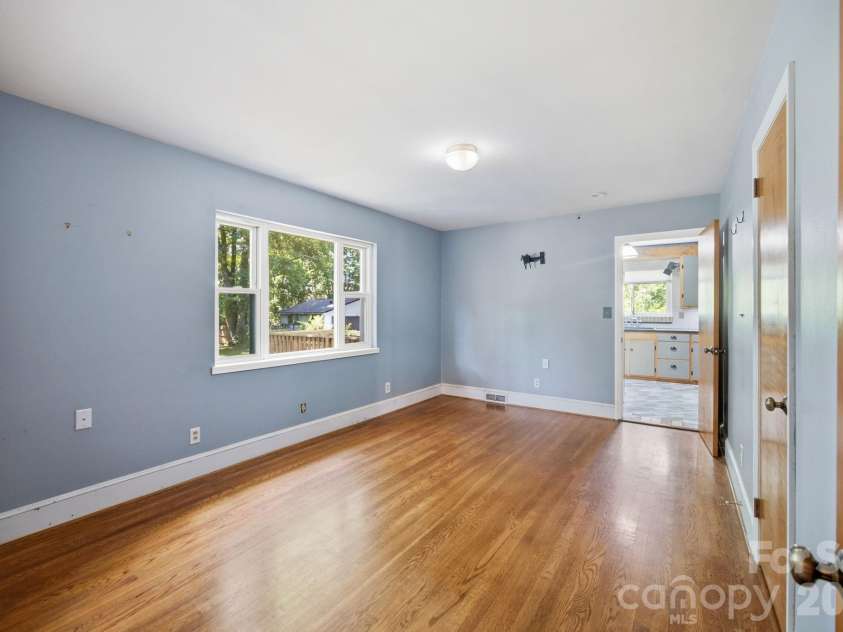 3800 Arvin Drive, Charlotte, NC 28269.  MLS# CAR4401835, YatesRealty ID 37793. 