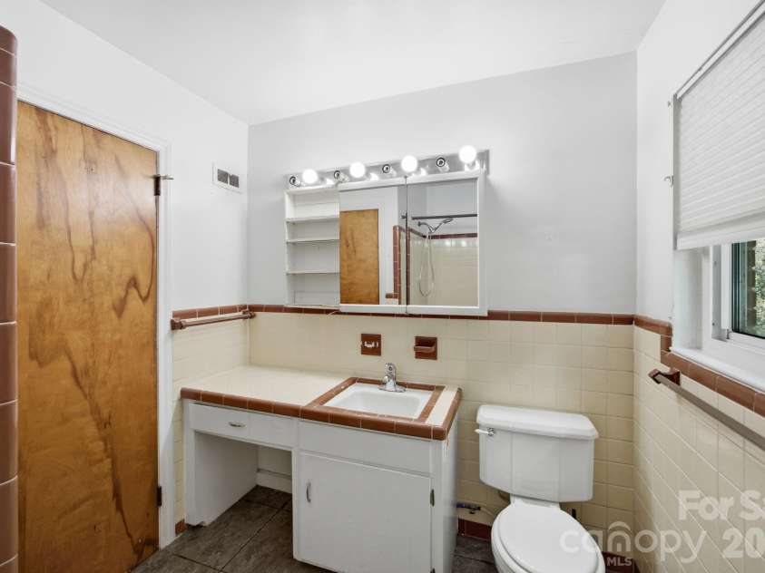 3800 Arvin Drive, Charlotte, NC 28269.  MLS# CAR4401835, YatesRealty ID 37793. 