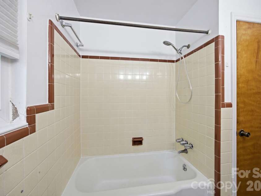 3800 Arvin Drive, Charlotte, NC 28269.  MLS# CAR4401835, YatesRealty ID 37793. 