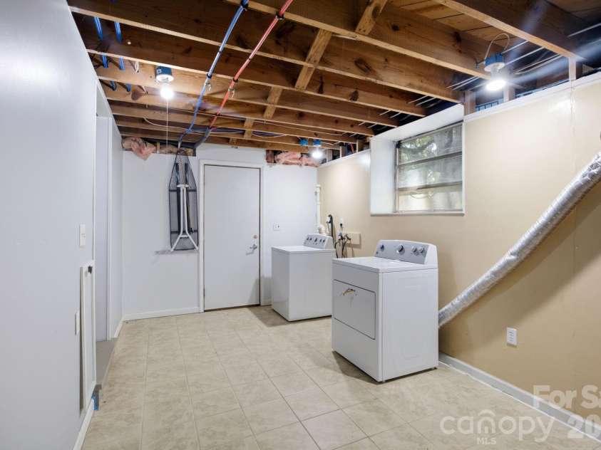 3800 Arvin Drive, Charlotte, NC 28269.  MLS# CAR4401835, YatesRealty ID 37793. 