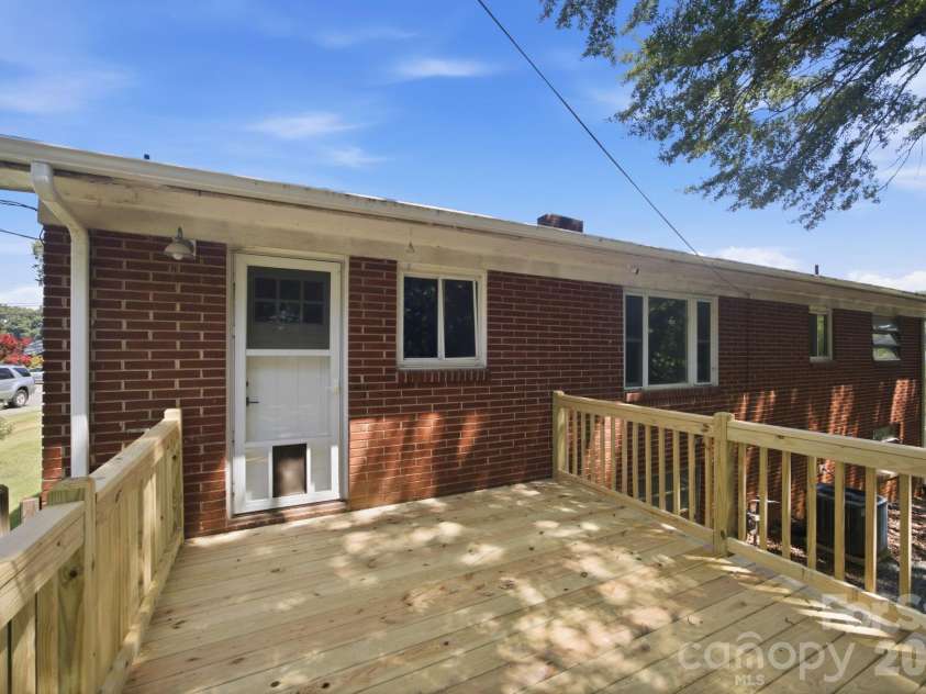 3800 Arvin Drive, Charlotte, NC 28269.  MLS# CAR4401835, YatesRealty ID 37793. 