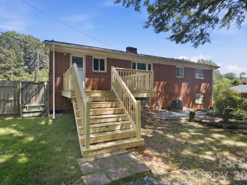 3800 Arvin Drive, Charlotte, NC 28269.  MLS# CAR4401835, YatesRealty ID 37793. 