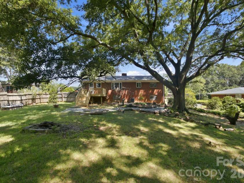 3800 Arvin Drive, Charlotte, NC 28269.  MLS# CAR4401835, YatesRealty ID 37793. 
