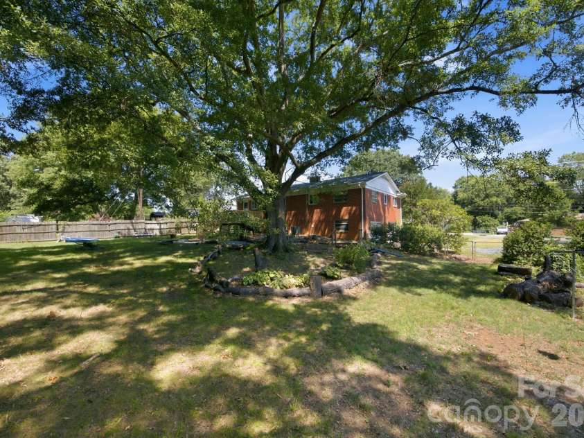 3800 Arvin Drive, Charlotte, NC 28269.  MLS# CAR4401835, YatesRealty ID 37793. 